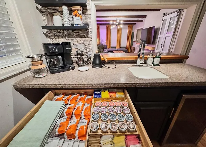 Heartofrockfrd/nexplayground/indoorhottub/gameroom * Rockford