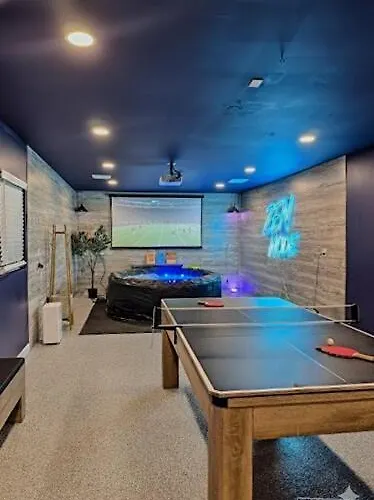 Heartofrockfrd/nexplayground/indoorhottub/gameroom Casa vacanze