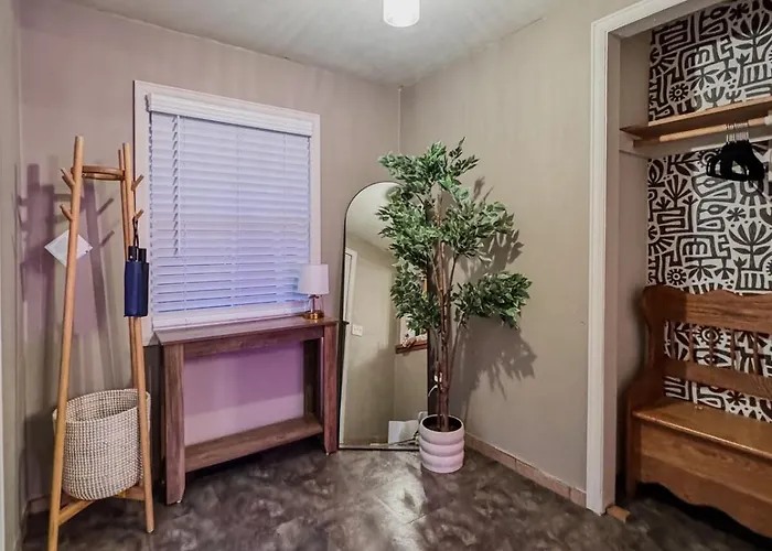 Heartofrockfrd/nexplayground/indoorhottub/gameroom * Rockford